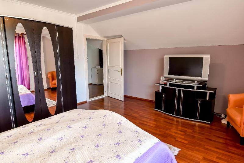 Apartment With Shared Bathroom image 2