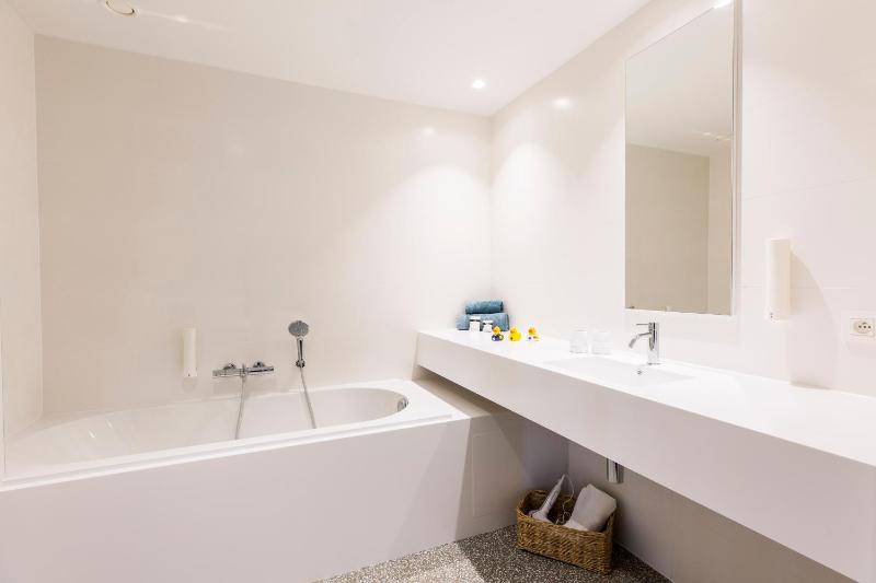 Deluxe Double Room with Bath image 2