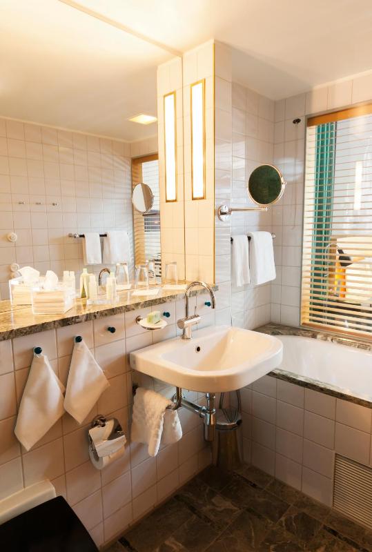 Deluxe Double or Twin Room with Balcony image 2