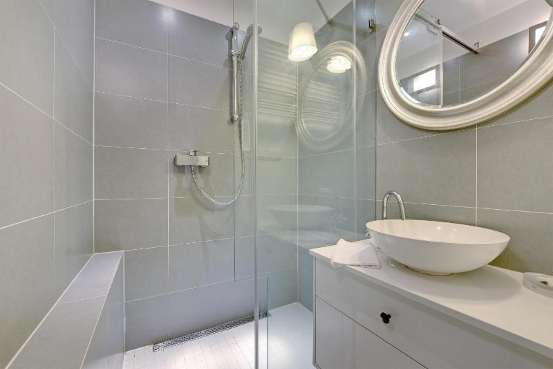 Azure Cozy Apartment by Grand Apartments - image 15