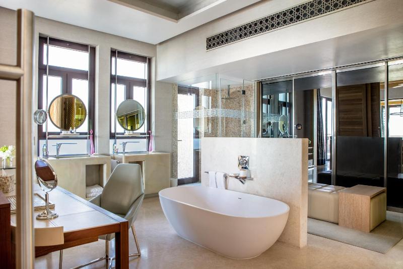 Presidential Ocean View Suite - with airport transfers, suite benefits and beach club access image 2