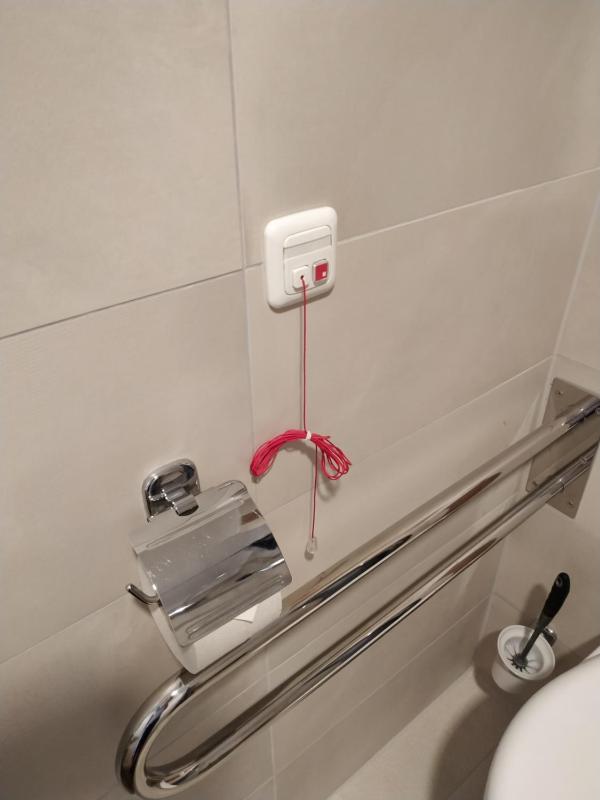 King Room with Roll-In Shower - Disability Access image 4