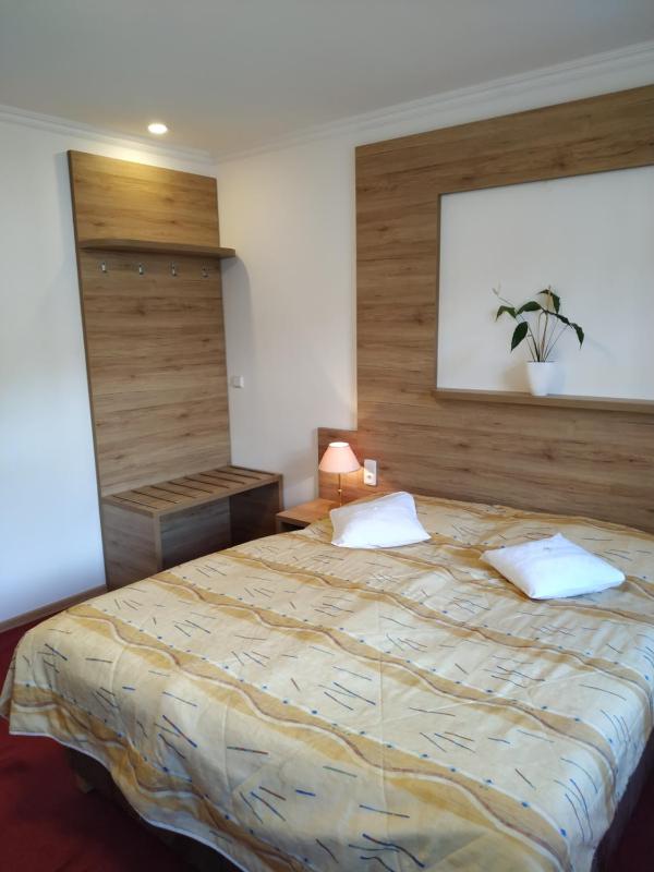 King Room with Roll-In Shower - Disability Access image 3