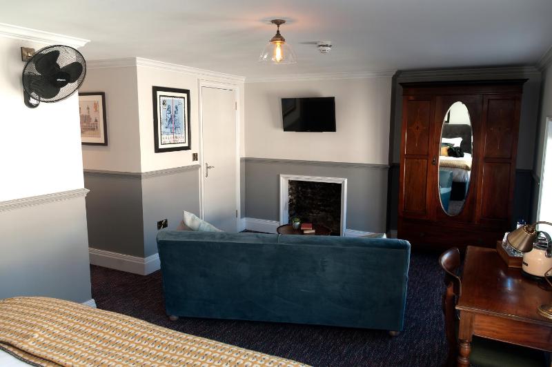 Deluxe King Room image 2