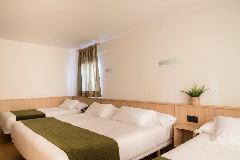 Quadruple Room image 2