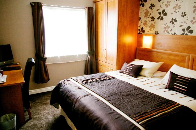 Double Room image 3