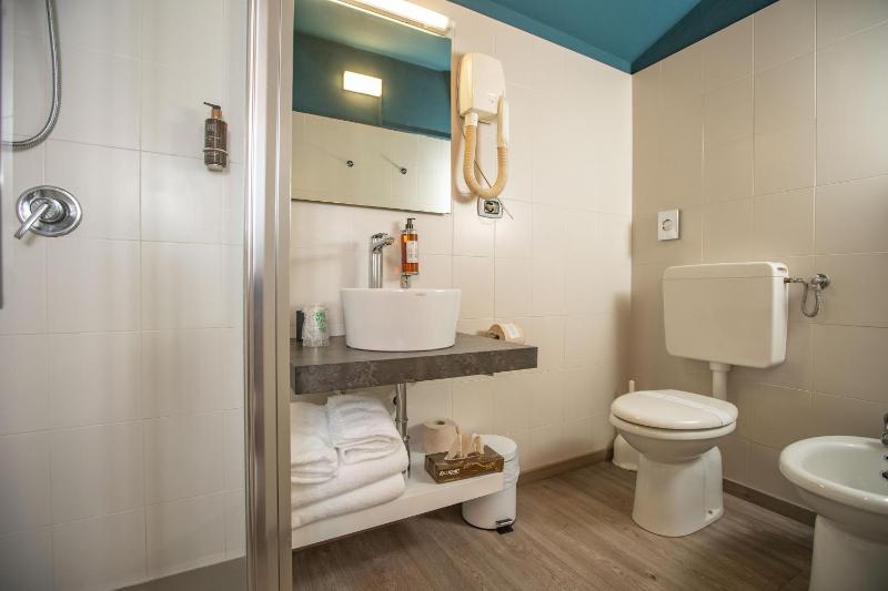 Double or Twin Room image 3