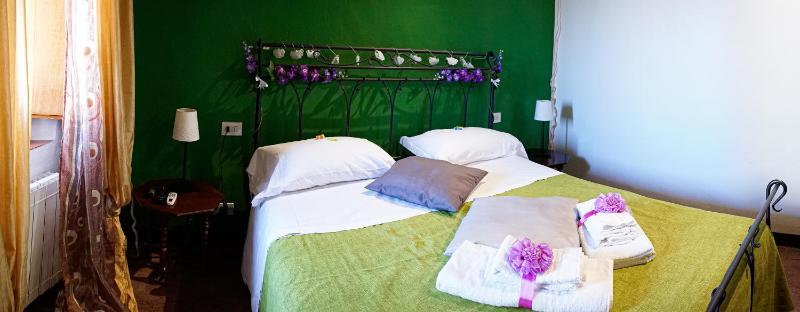 Standard Double Room image 3