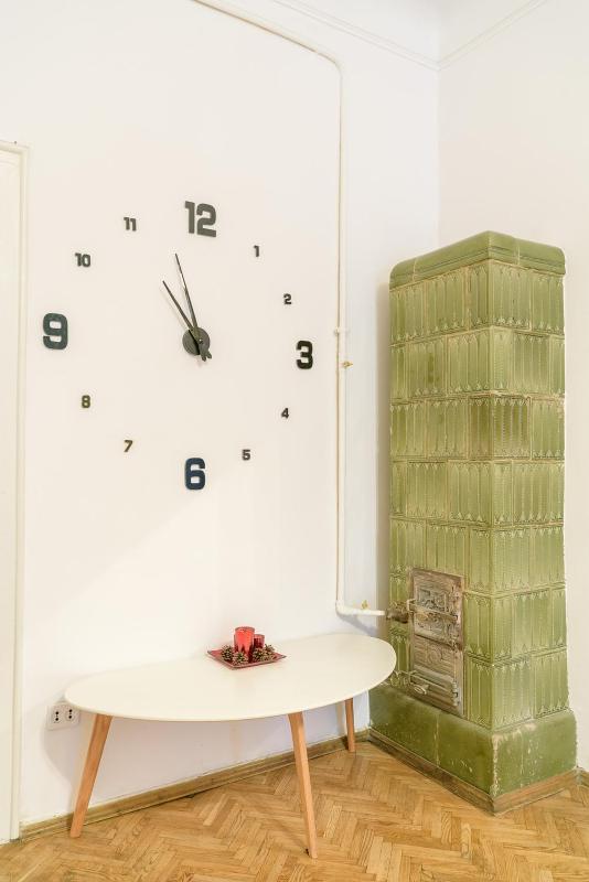 Red & Yellow Apartment - image 9