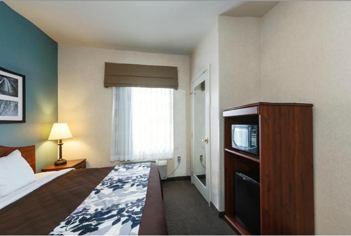 Queen Room with Two Queen Beds - Non-Smoking image 3