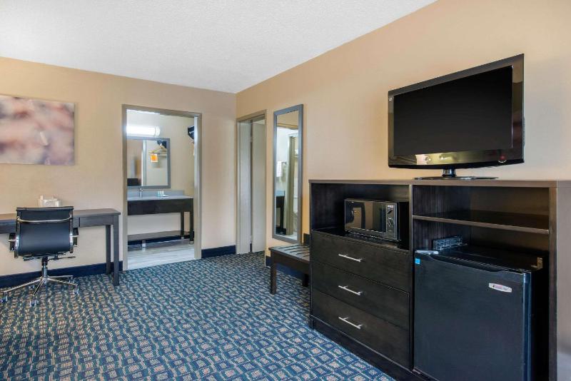 Upgrade Queen Room with Two Queen Beds - Non-Smoking image 2