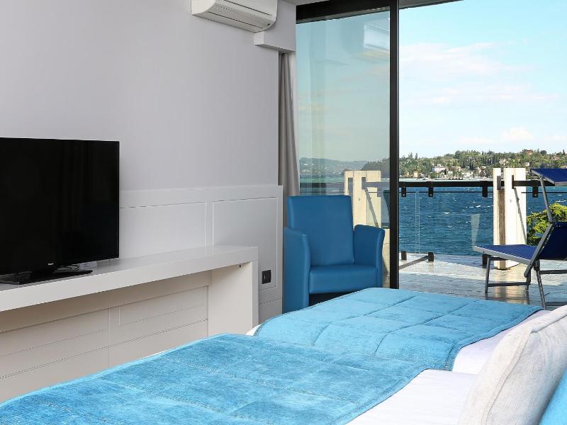 Suite with Balcony and Lake View image 1