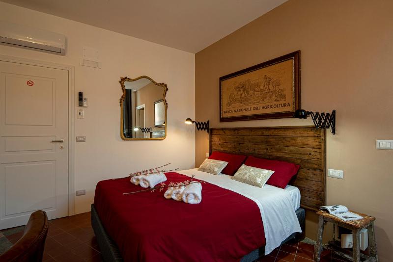 Deluxe Double Room image 3