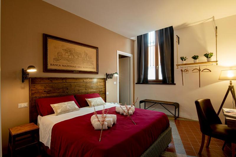 Deluxe Double Room image 2