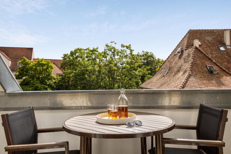 Standard Duplex One-Bedroom Apartment (4 People) with Balcony image 3