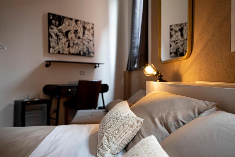 Deluxe Triple Room image 3