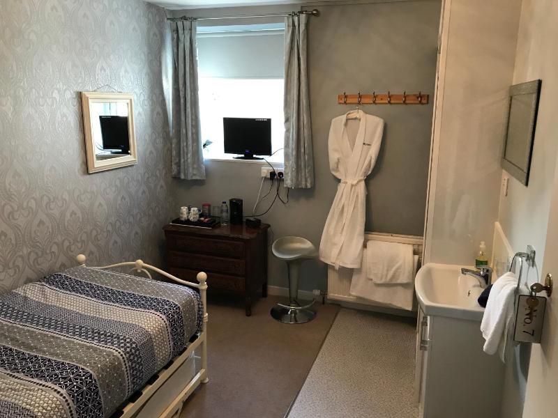 Single Room image 3