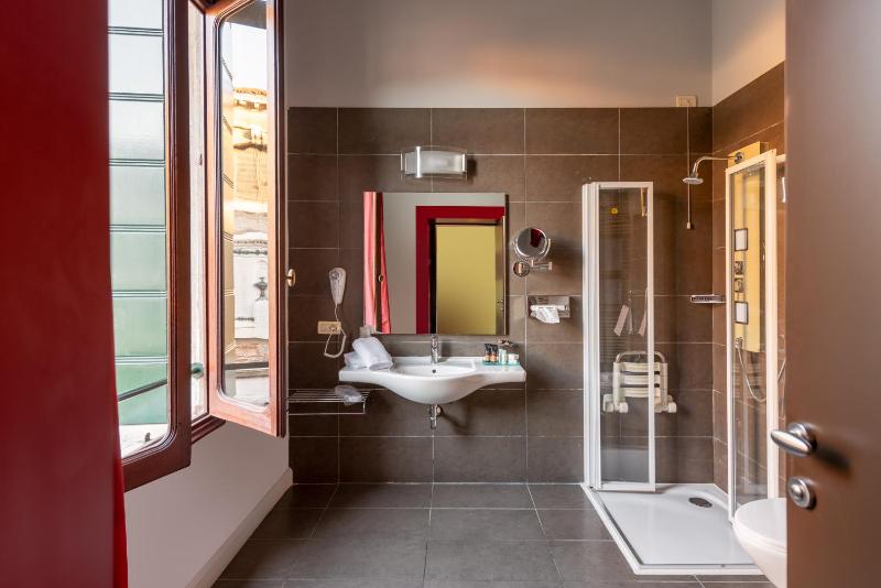 Camera Superior Matrimoniale con divano letto a castello image 2