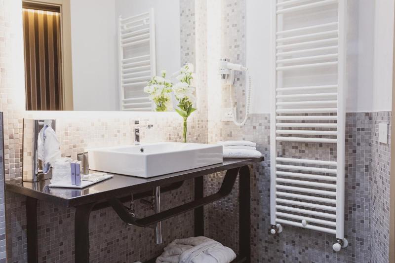 Superior Triple Room image 4