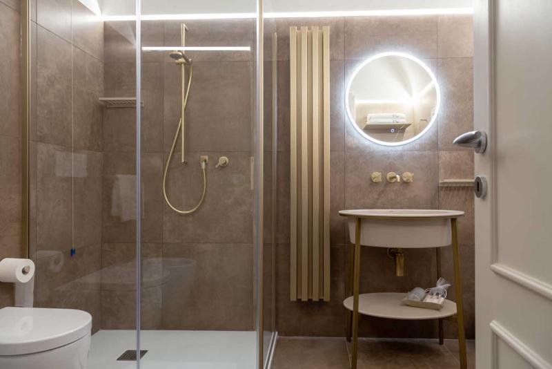 Deluxe Room image 3