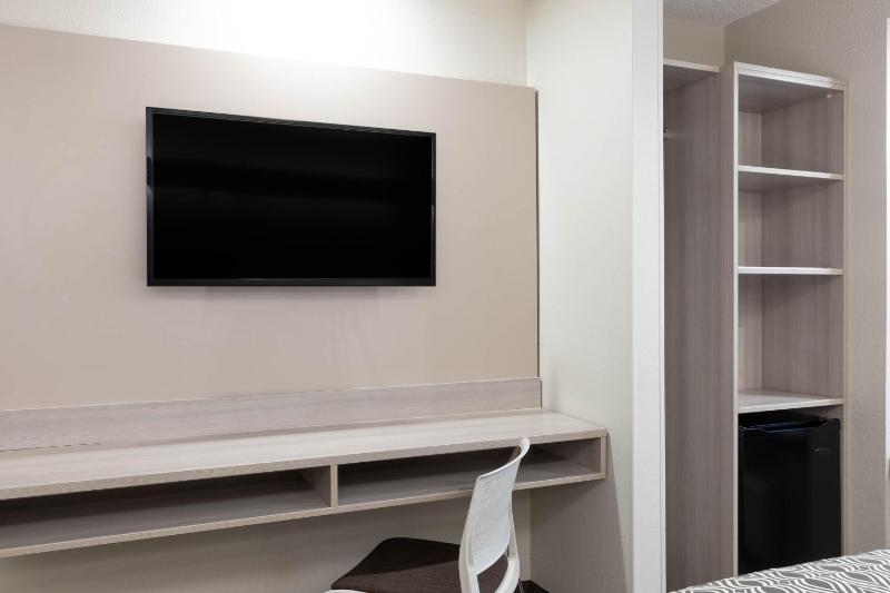 Queen Room - Non-Smoking image 4