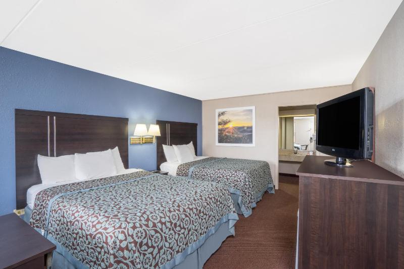 Queen Room with Two Queen Beds - Non-Smoking image 4
