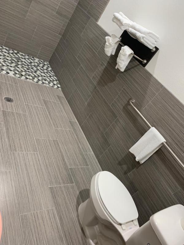 Queen Room - Disability Access image 3