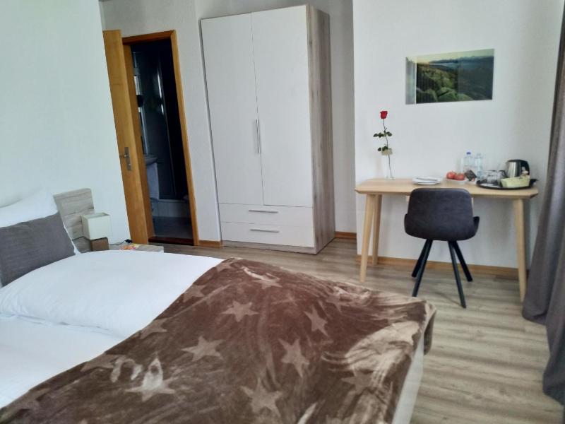 Double Room with Lake View image 4