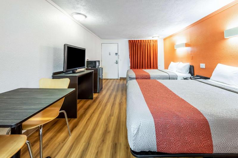 Queen Room with Two Queen Beds - Non-Smoking image 2