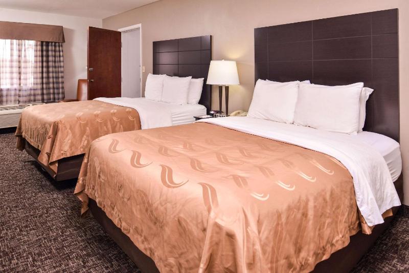 Queen Room with Two Queen Beds - Non-Smoking image 3