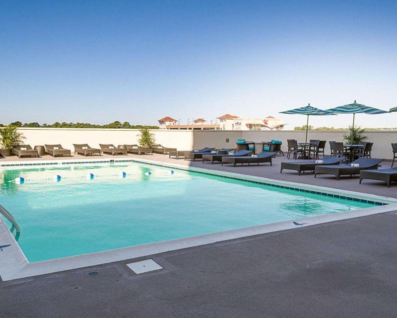 Comfort Suites Beachfront - image 19