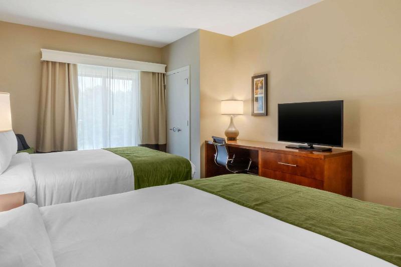 Queen Room with Two Queen Beds - Non-Smoking image 3