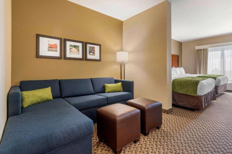 Queen Suite with Two Queen Beds - Non-Smoking image 3