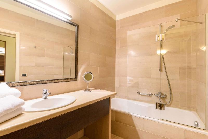 Executive Queen Room image 1