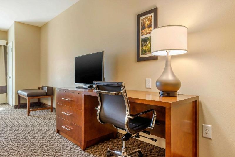 Queen Room with Two Queen Beds - Non-Smoking image 3