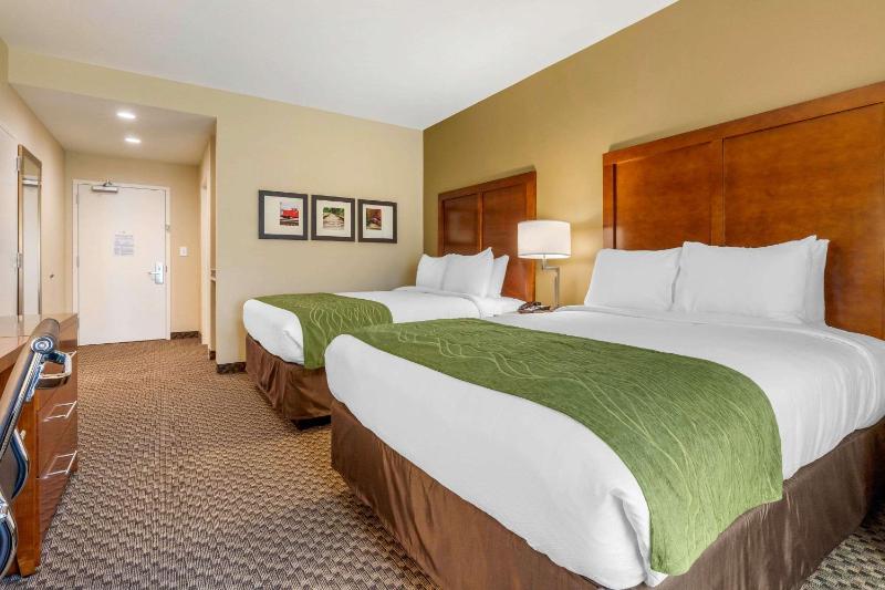 Queen Room with Two Queen Beds - Non-Smoking image 2