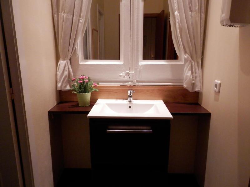 Bed in 5-Bed Dormitory Room with Shared Bathroom image 1