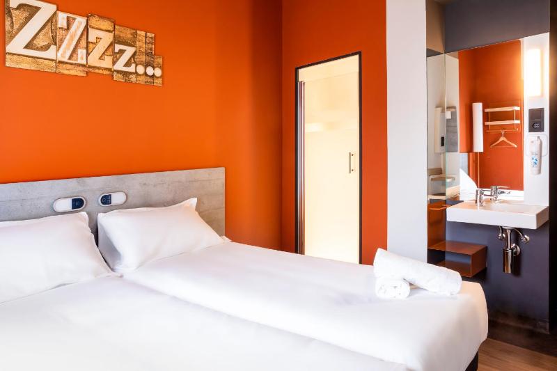 Standard Twin Room image 2