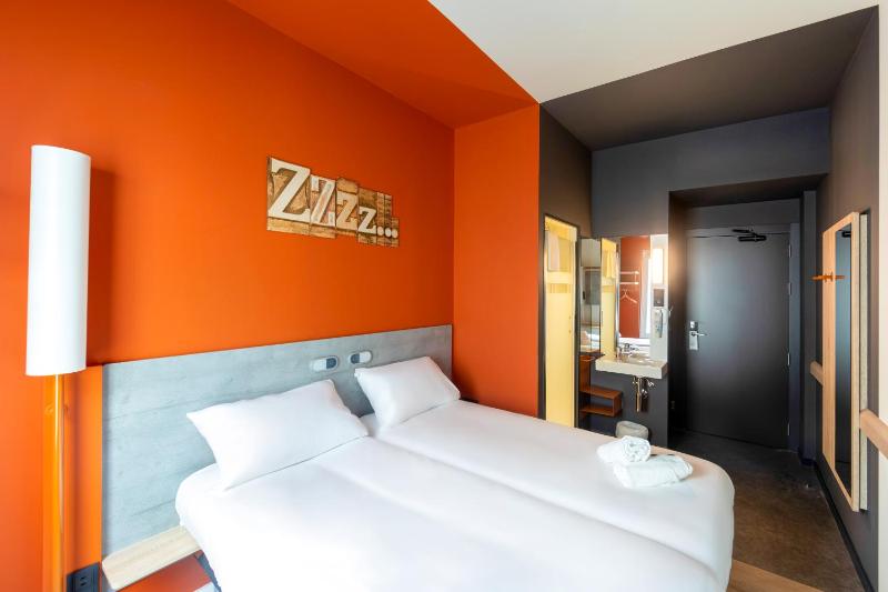 Standard Twin Room image 4