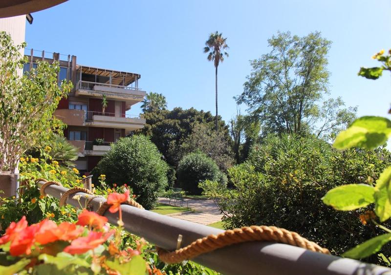 Deluxe Double Room with Garden View image 2