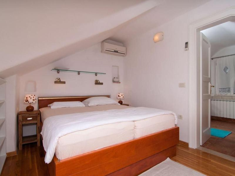 Deluxe Villa Sirena on the beach with Pool - image 7