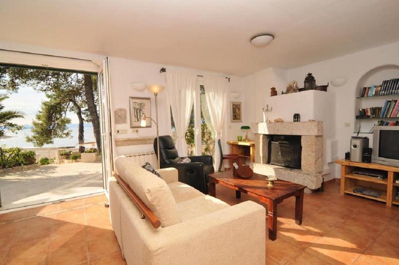 Deluxe Villa Sirena on the beach with Pool - image 10