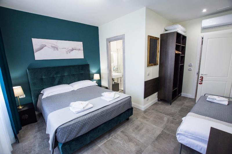 Economy Triple Room image 4