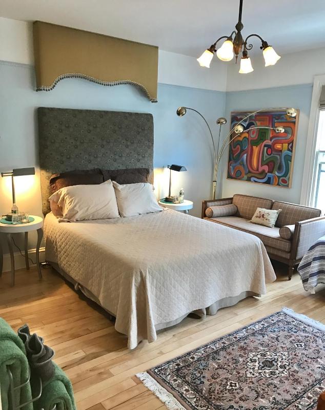 Queen Room with Spa Bath image 2