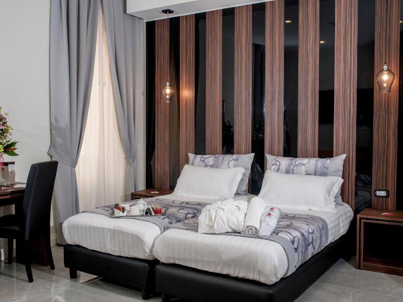 Deluxe Double Room with Balcony image 1