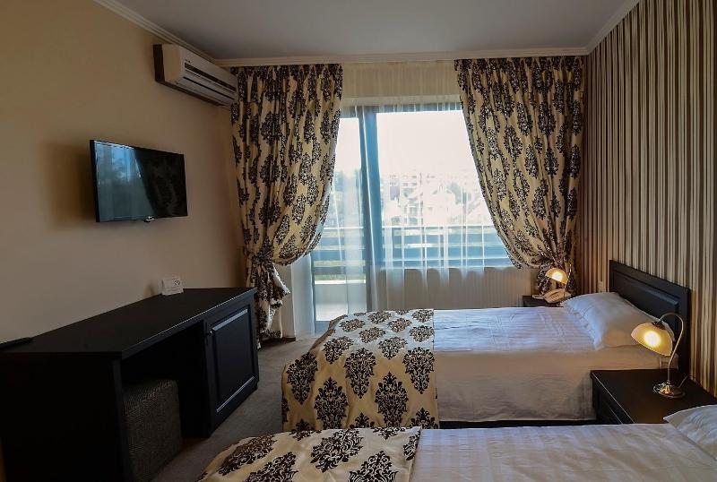 Twin Room with Balcony image 2