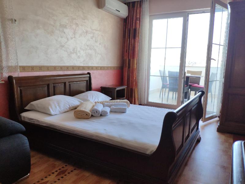One-Bedroom Apartment with Terrace and Sea View image 4