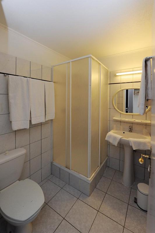 Standard Double Room image 3