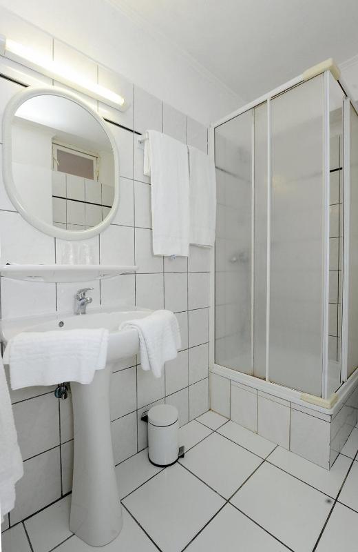 Standard Double Room image 4