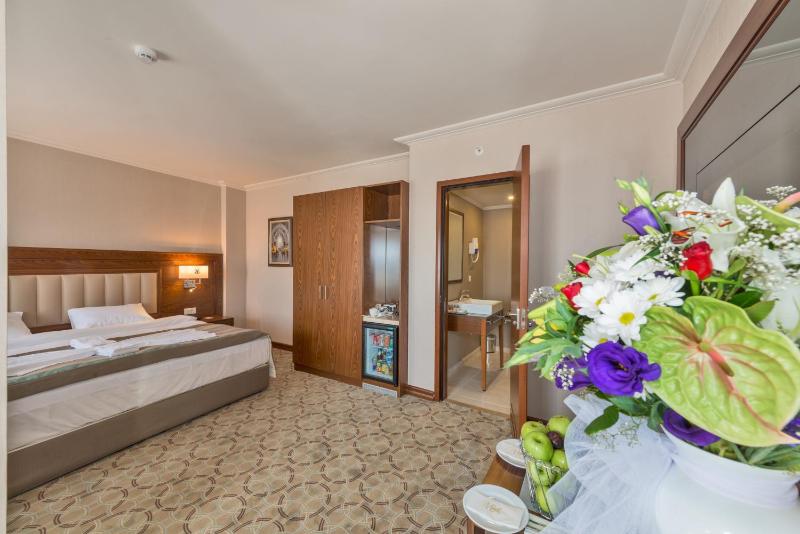 Corner Suite with Bosphorus View image 3